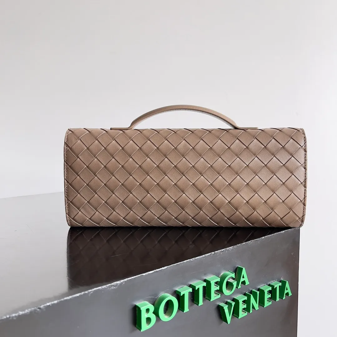 The batch of 1360 BV Andiamo evening handbags has been heavily planted again~ The designer aesthetics in the era of economic downturn are back. I fall in love with it at first sight and can't put it down. It's so beautiful and full of aura. The shape and texture are very competitive. It's light in weight and has sufficient capacity. It's a must-have for fashionistas. It's suitable for many occasions, minimalist, high-end and light luxury. Model No.: 741511 Size: 31*13*3cm